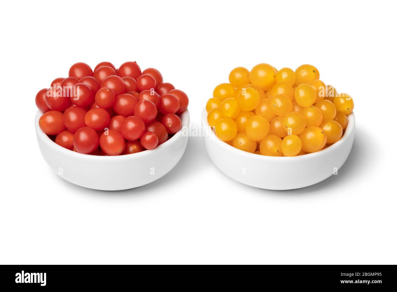 Bols avec tomates rouges et jaunes de tomates de tomates, isolés sur fond blanc Banque D'Images