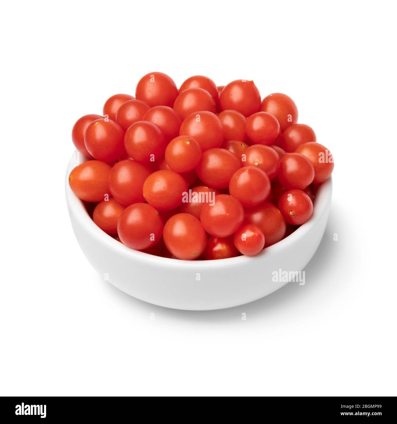 Tomates rouges fraîches dans un bol isolé sur fond blanc gros plan Banque D'Images