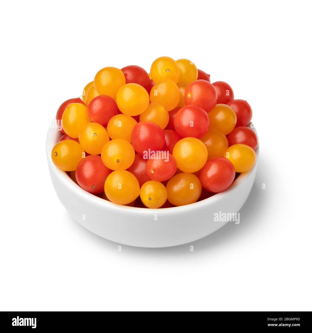 Bol avec tomates rouges et jaunes Tomberry isolé sur fond blanc Banque D'Images