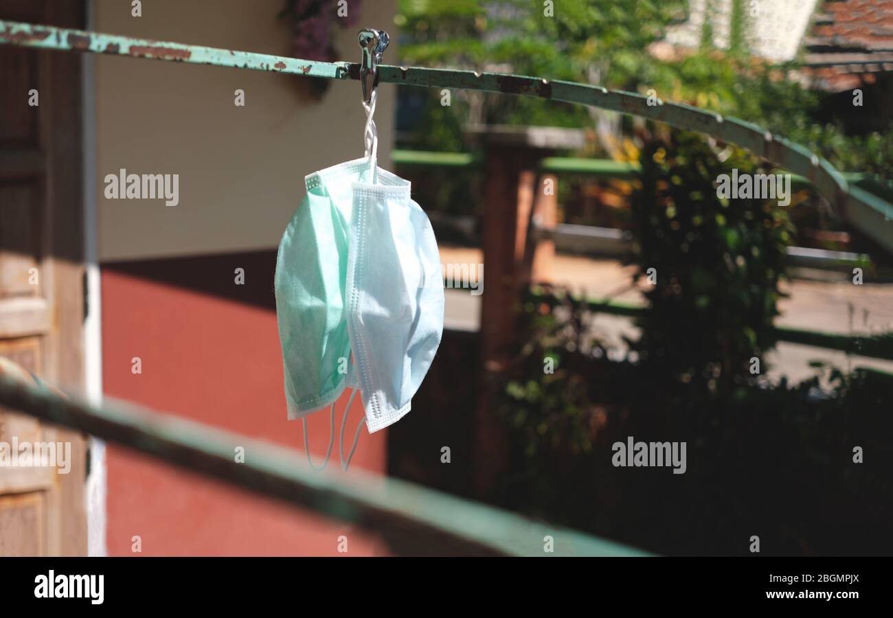 Laver et sécher le masque pour le réutiliser pour protéger le covid-19 à proximité de la maison et pendre sur le clothesline Banque D'Images