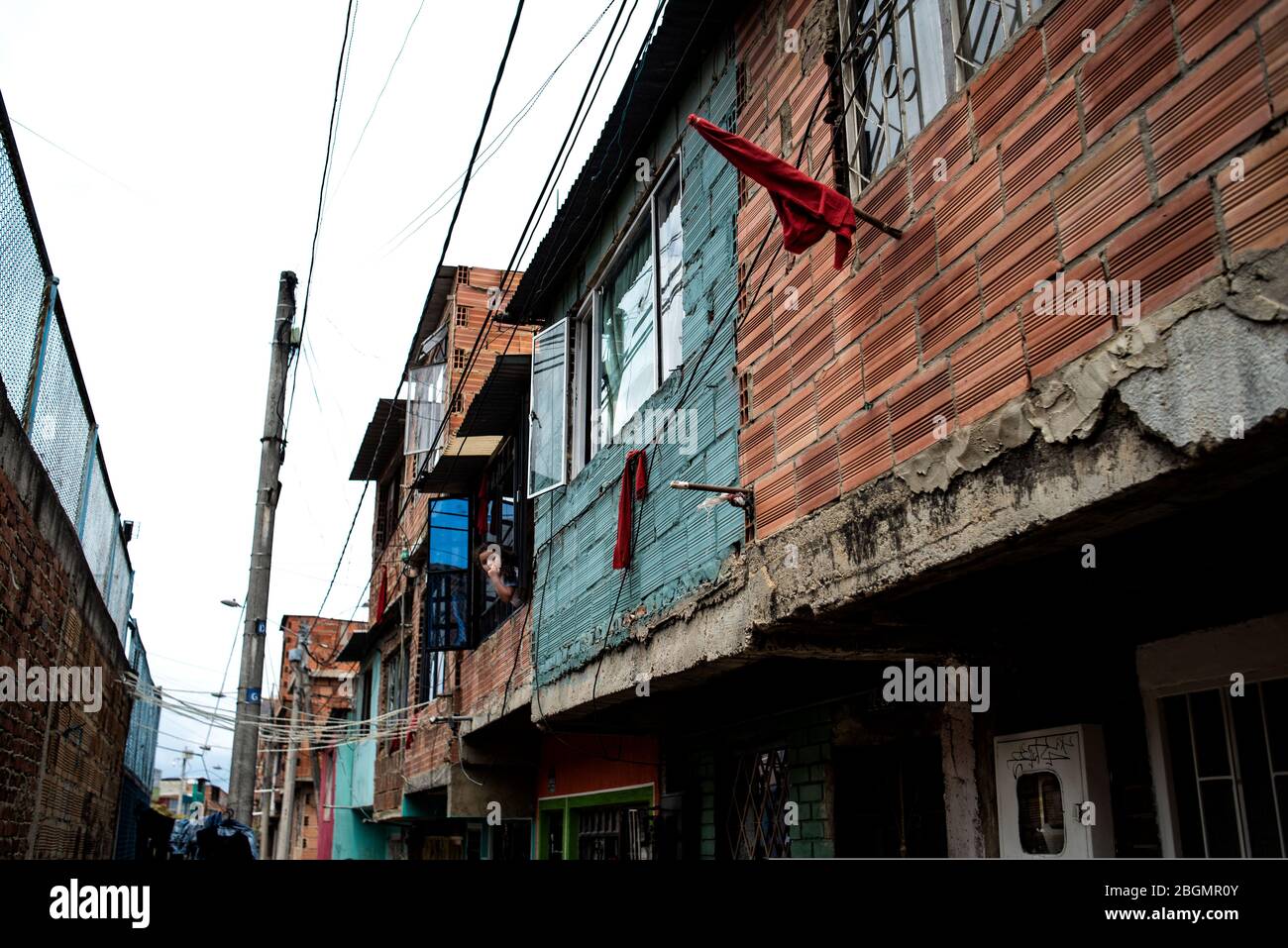 Ciudad Bolivar, Colombie. 22 avril 2020. Des chiffons rouges sont accrochés  à la façade de plusieurs maisons de la municipalité de Ciudad Bolivar, au  sud de Bogota. Les foulards rouges sont devenus