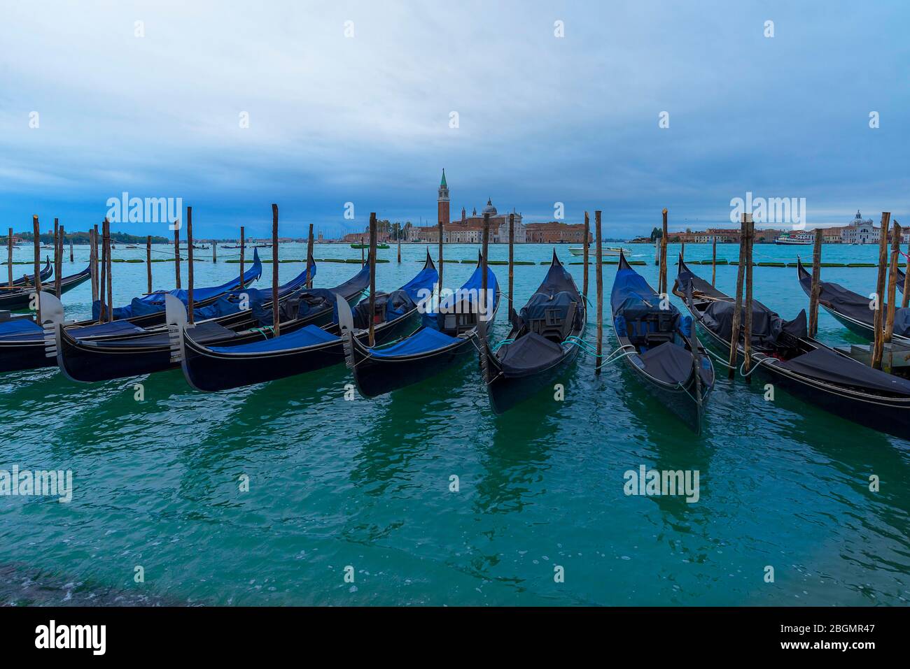 Gondoles vénitiennes avec vue sur l'île de San Giorgio Maggiore, Venise, Vénétie, Italie Banque D'Images