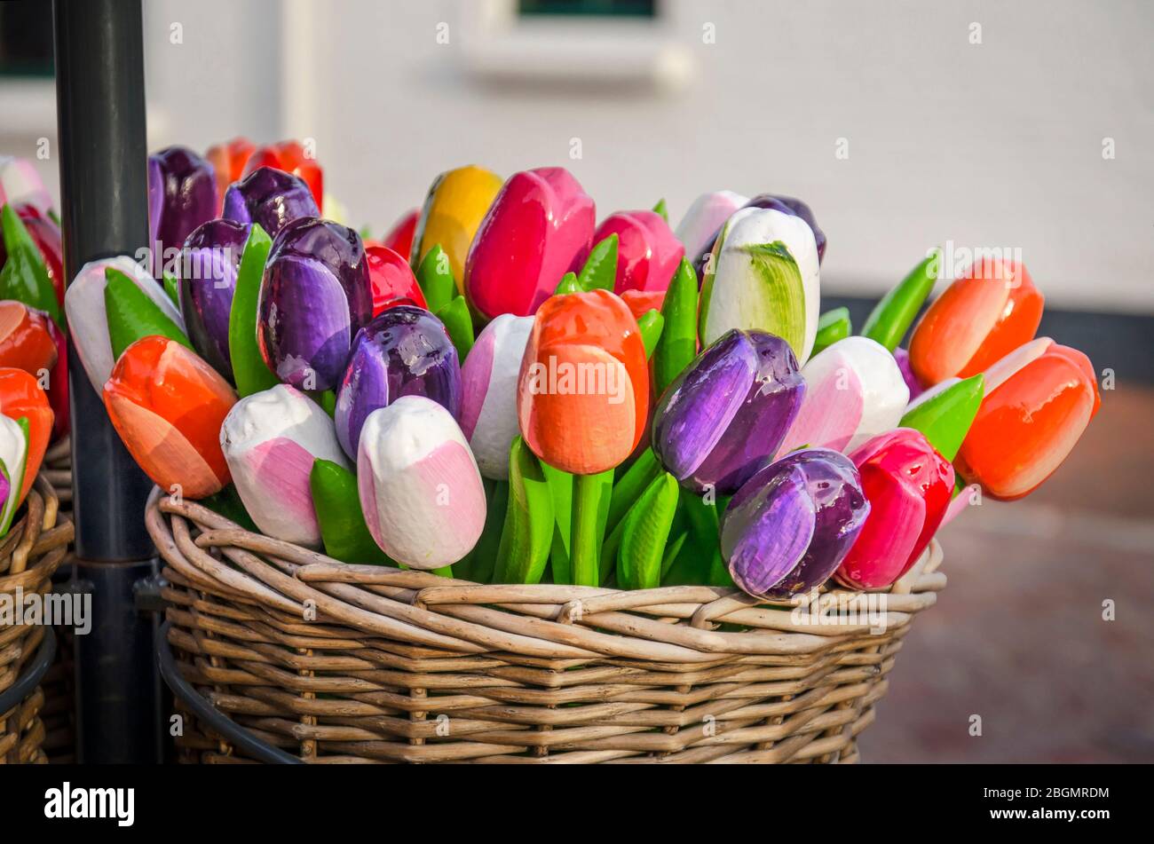 Renesse, Pays-Bas, 18 février 2020: Panier avec collection colorée de tulipes artificielles, vendu dans une boutique de souvenirs Banque D'Images