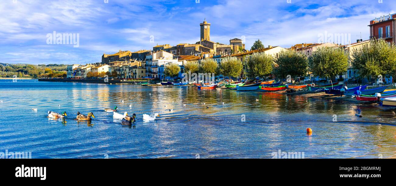 Lacs italiens. Beau lac Lago di Bolsena et pittoresque village médiéval Marta. Italie. Banque D'Images
