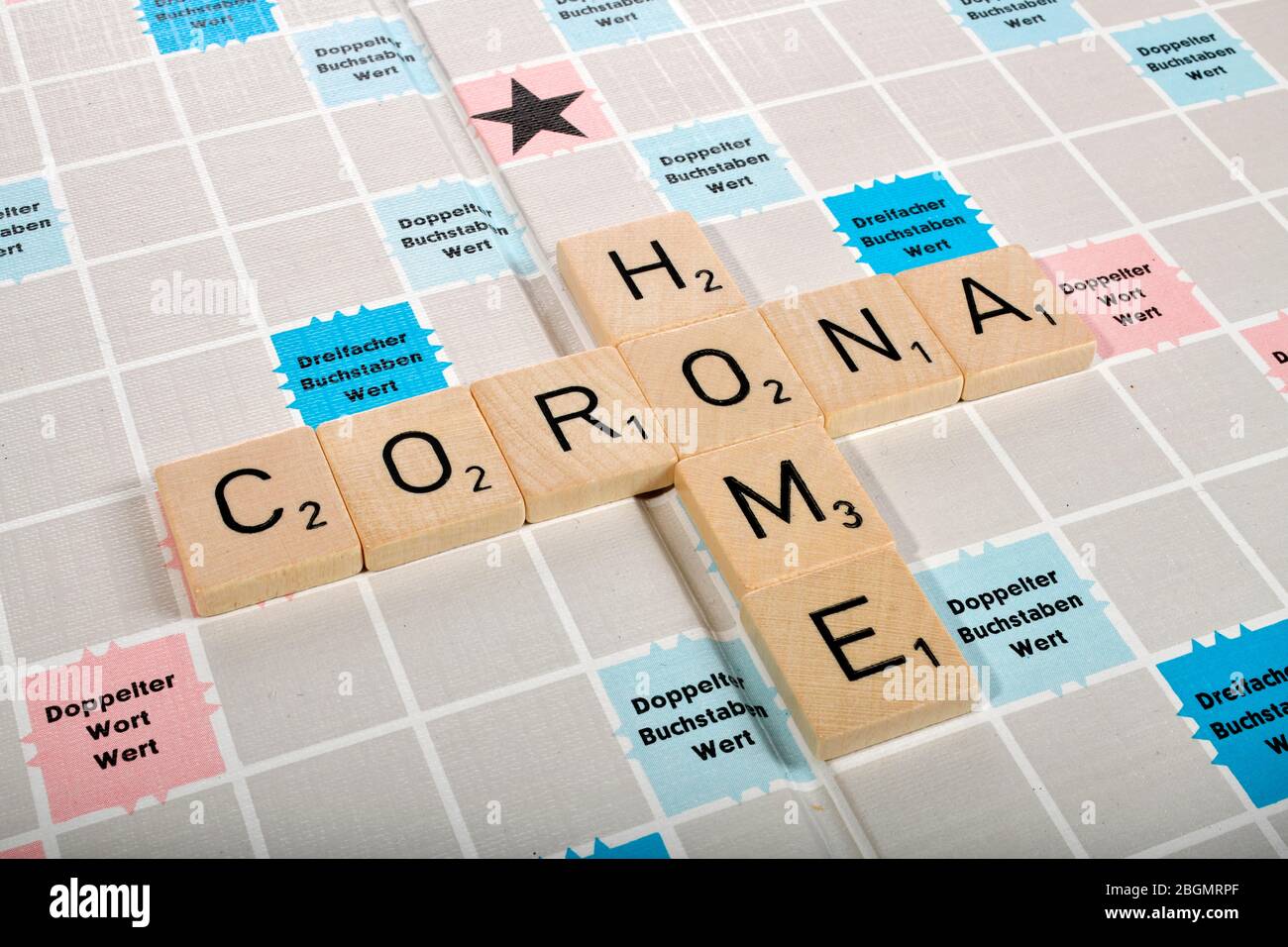 Jeu de lettres, image symbolique travail à domicile, couvre-feu, lettres forment les mots Home et Corona, Corona Crisis, Allemagne Banque D'Images
