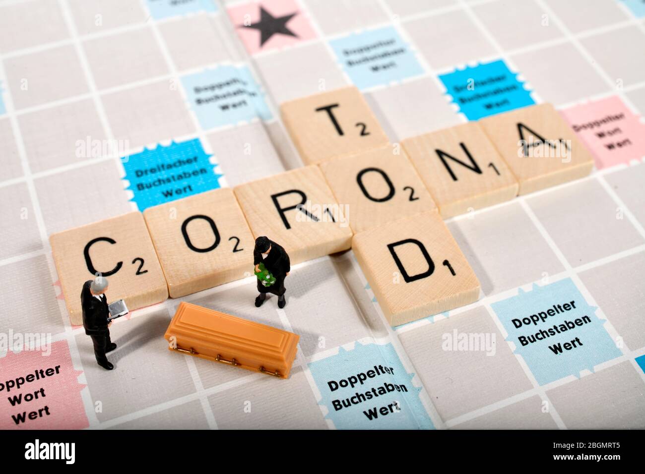 Jeu de lettres, image symbolique, lettres forment les mots mort et corona, Corona Crisis, Allemagne Banque D'Images