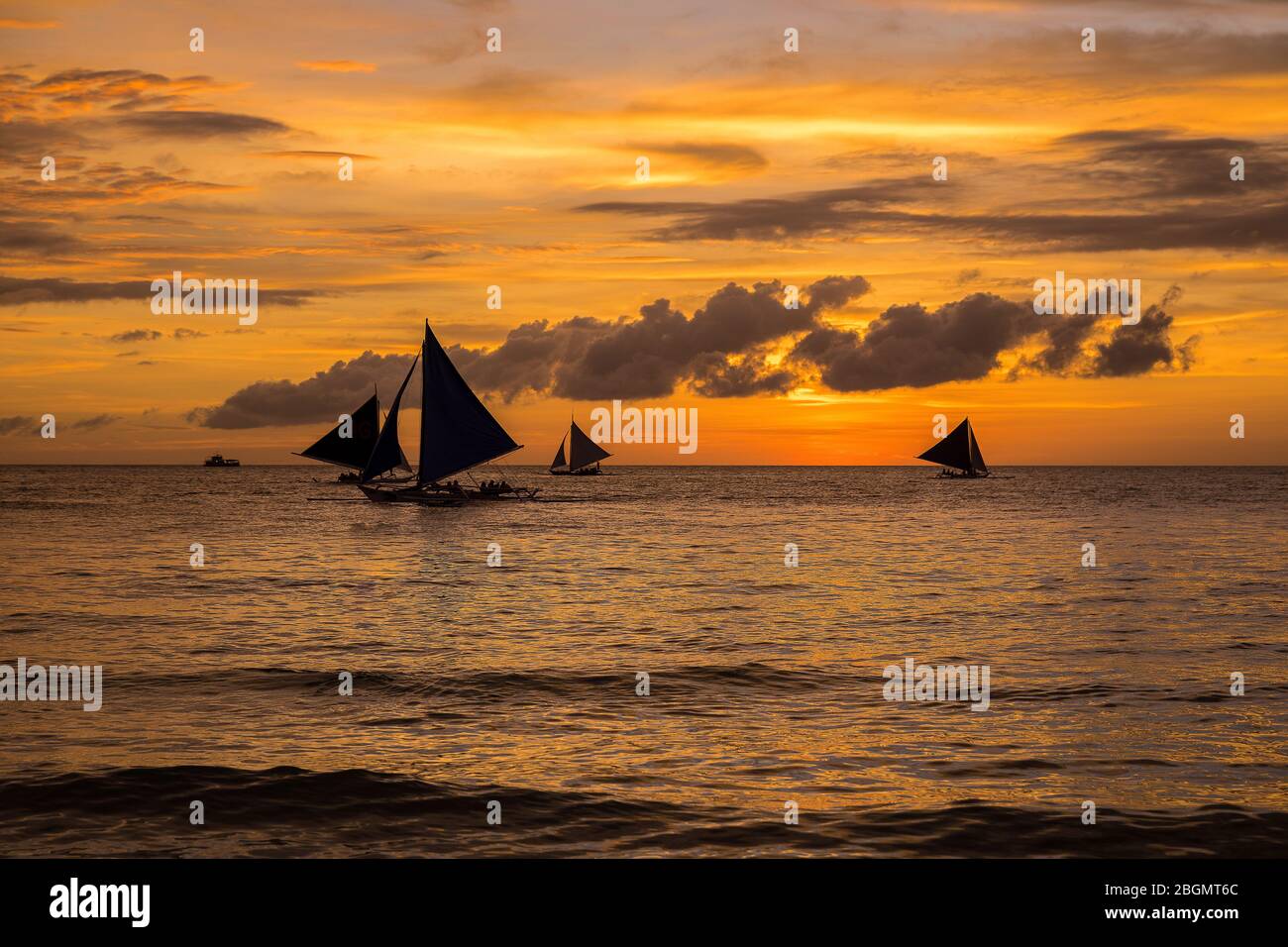 Coucher de soleil White Beach path sur l'île de Boracay, Philippines. Banque D'Images