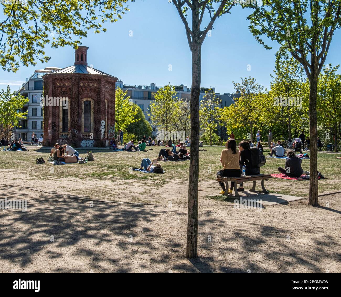 Les gens gardent une distance sociale dans le parc de la tour d'eau pendant la pandémie COVID-19, Park am Wasserturm, Prenzlauer Berg, Berlin Banque D'Images