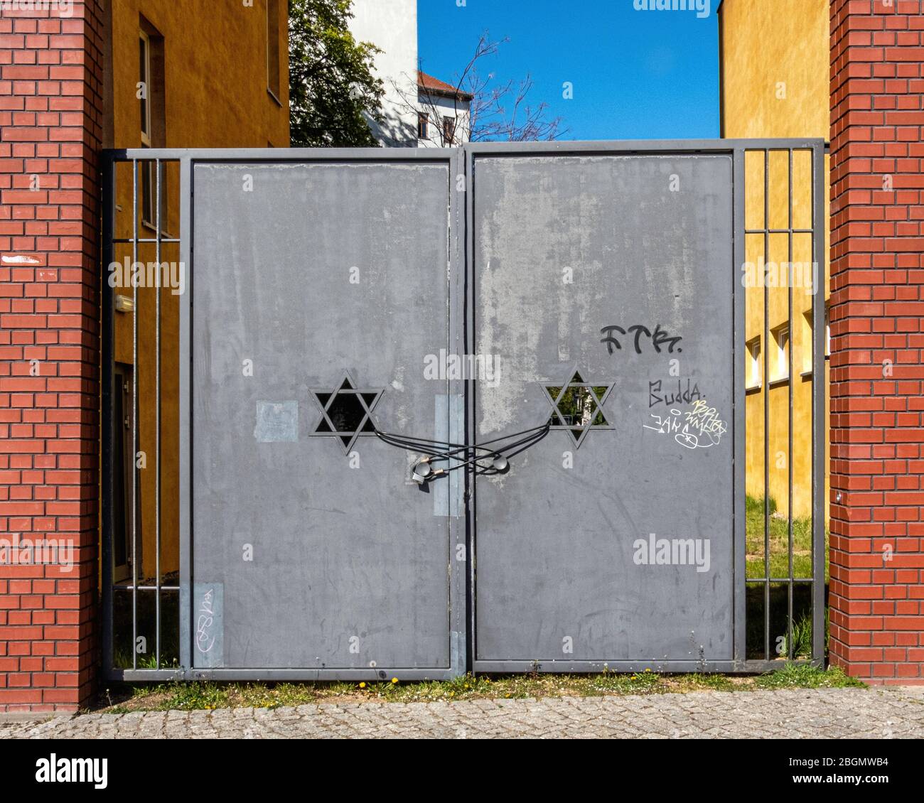 Porte en métal verrouillée avec découpe de l'étoile juive de David à Prenzlauer Berg, Berlin, Allemagne Banque D'Images
