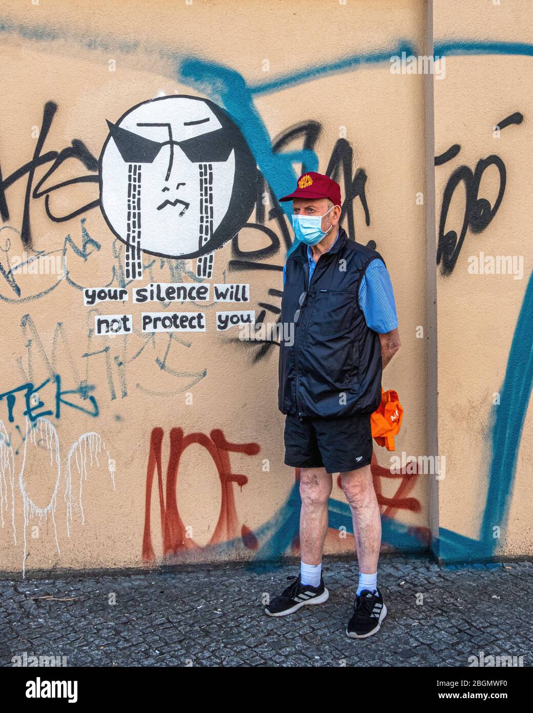 Pandemie De Berlin Mitte Covid 19 Homme Senior Portant Un Masque Et Votre Silence Ne Vous Protegera Pas Citation Avec Coller De Pleurer L Emotiji Visage Photo Stock Alamy