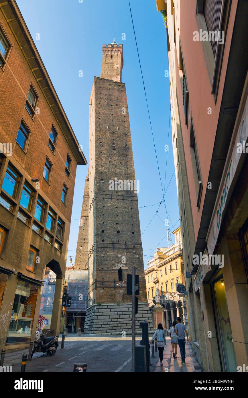 Bologne, Emilie-Romagne, Italie. Le Duo Torres, ou deux tours, sur la Piazza di Porto Ravegnana. La tour la plus haute est la Torre degli Asinelli, la smalle Banque D'Images
