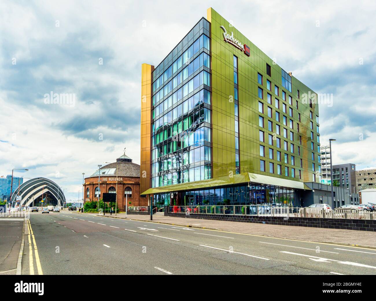 Nouvel hôtel Radisson Red dans Tunnel Street, au large de Finnieston Quay, à Glasgow, en Écosse, avec rotonde et Armadillo à gauche Banque D'Images