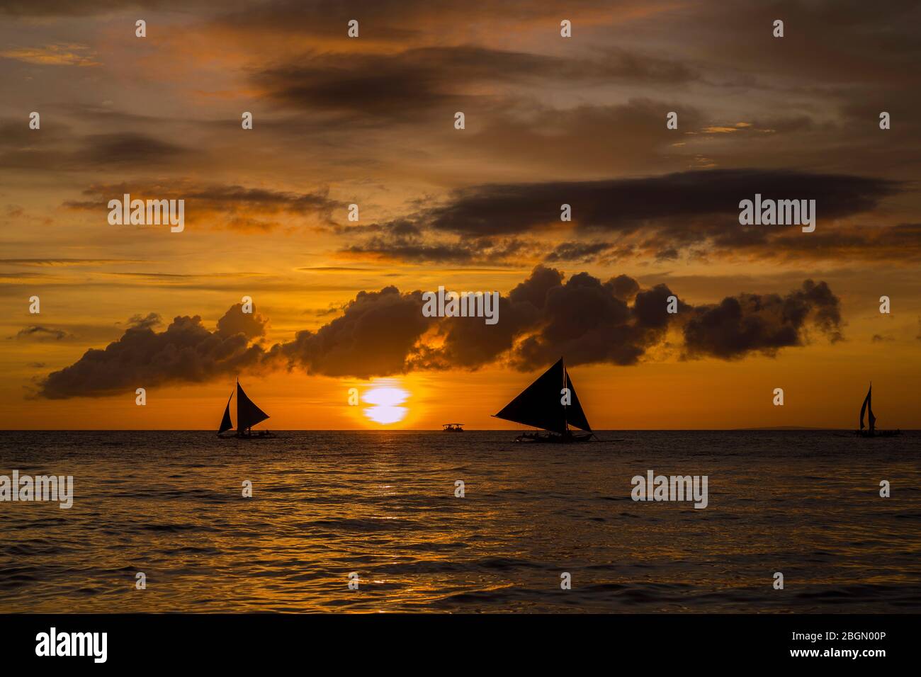 Coucher de soleil White Beach path sur l'île de Boracay, Philippines. Banque D'Images