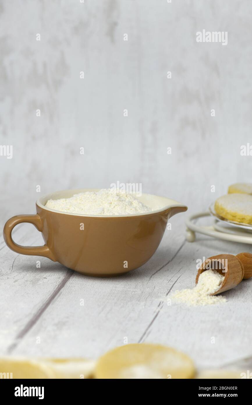 image verticale d'un bol de farine blanche prêt à cuire lagoure quantité d'espace de copie pour la recette de superposition de texte Banque D'Images