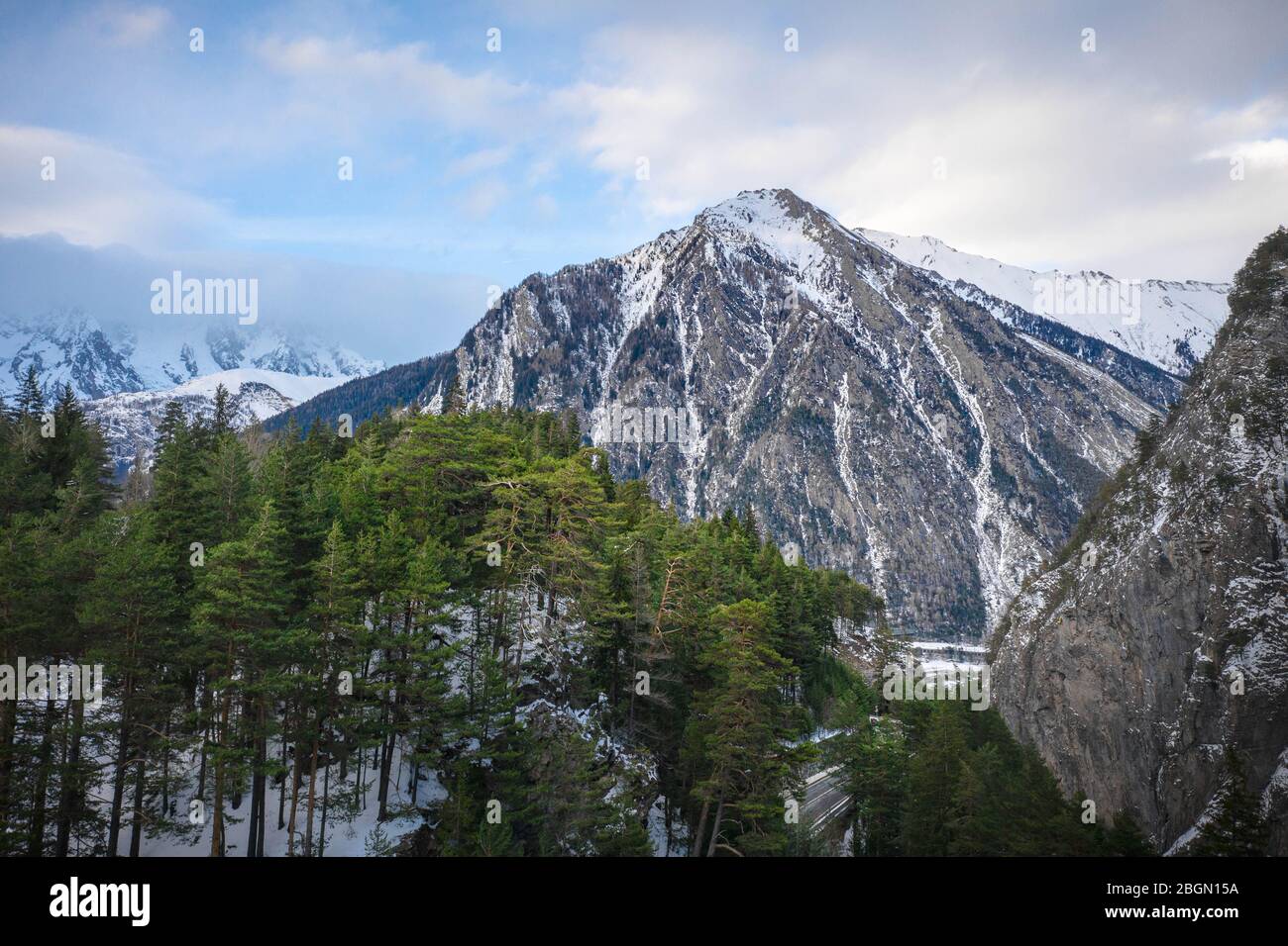 Le village Palleusieux sous une grande montagne, dans le bassin pré-Saint-Didier, vallée d'Aoste au moment de l'épidémie de virus de la couronne, dans le nord de l'Italie Banque D'Images