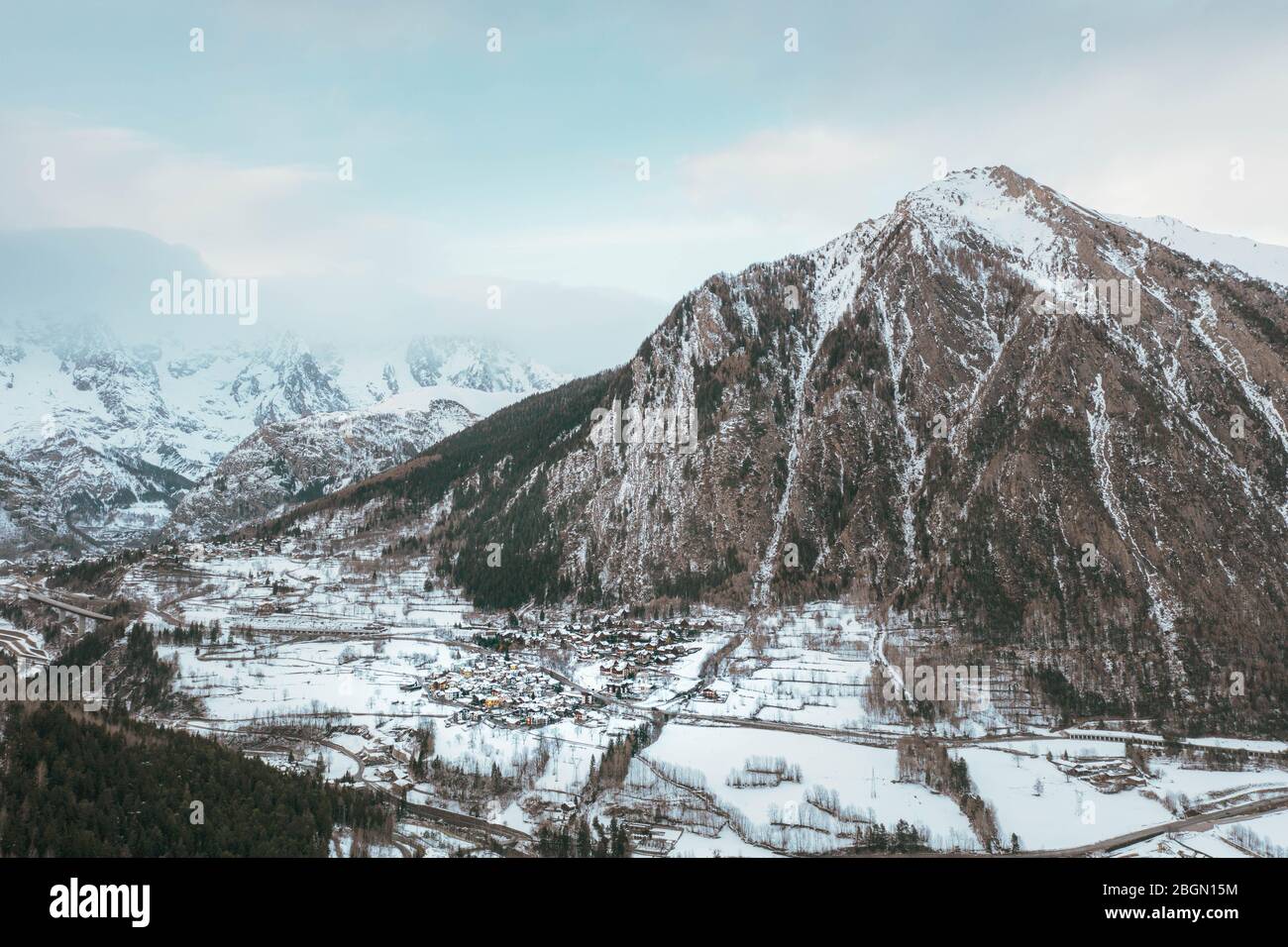 Le village Palleusieux sous une grande montagne, dans le bassin pré-Saint-Didier, vallée d'Aoste au moment de l'épidémie de virus de la couronne, dans le nord de l'Italie Banque D'Images