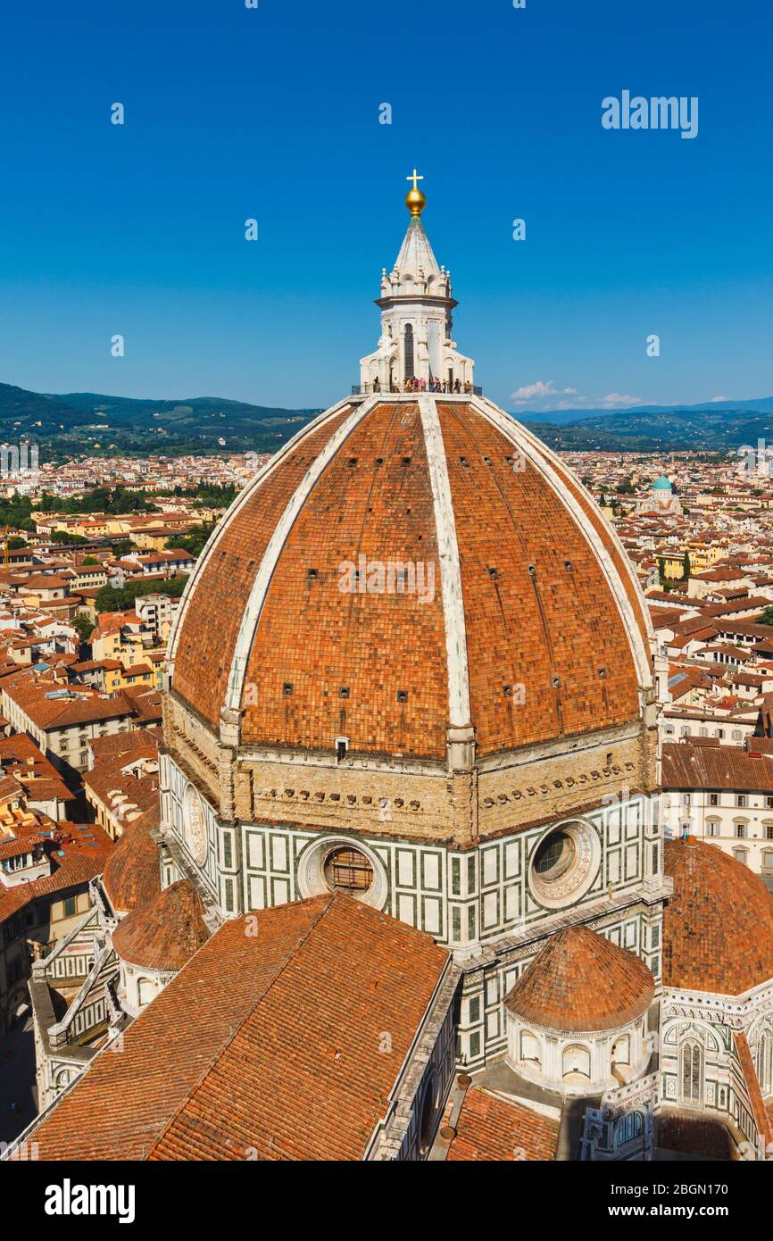 Florence, Toscane, Italie. Le dôme du Duomo de Filippo Brunelleschi, ou la cathédrale. Basilique Santa Maria del Fiore. Le centre historique de Floren Banque D'Images