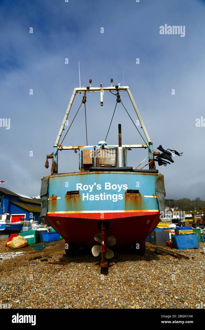 Roy's Boys bateau de pêche sur la plage de Slade shingle, Hastings, East Sussex, Angleterre, Royaume-Uni Banque D'Images