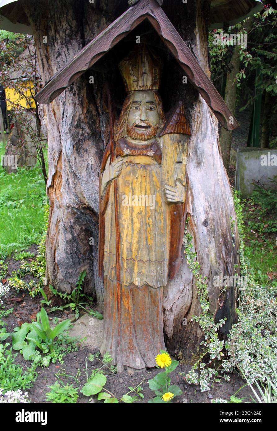 Mszana Dolna, Lesser Pologne (Malopolska) Voivodeship. Ruche en bois vieille sculptée en forme de roi. Banque D'Images