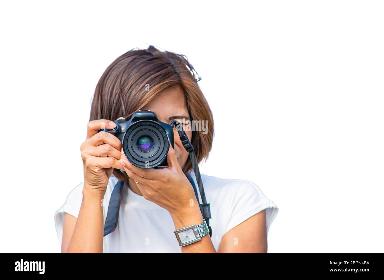 Femme tenant la main isolé l'appareil photo pour prendre des photos sur un fond blanc avec chemin de détourage. Banque D'Images