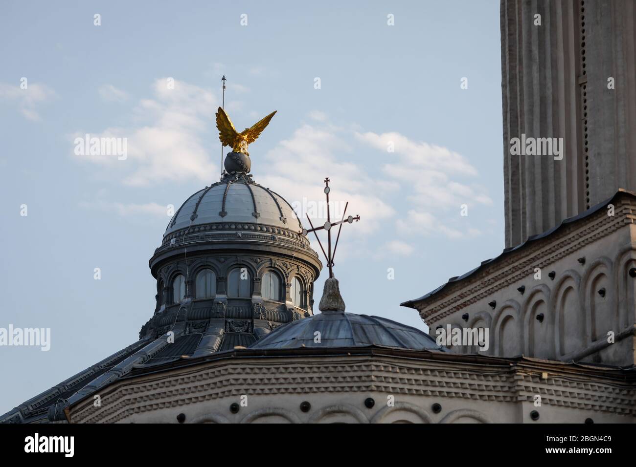 Bucarest, Roumanie - 18 avril 2020 : Palais patriarcal roumain au coucher du soleil Banque D'Images