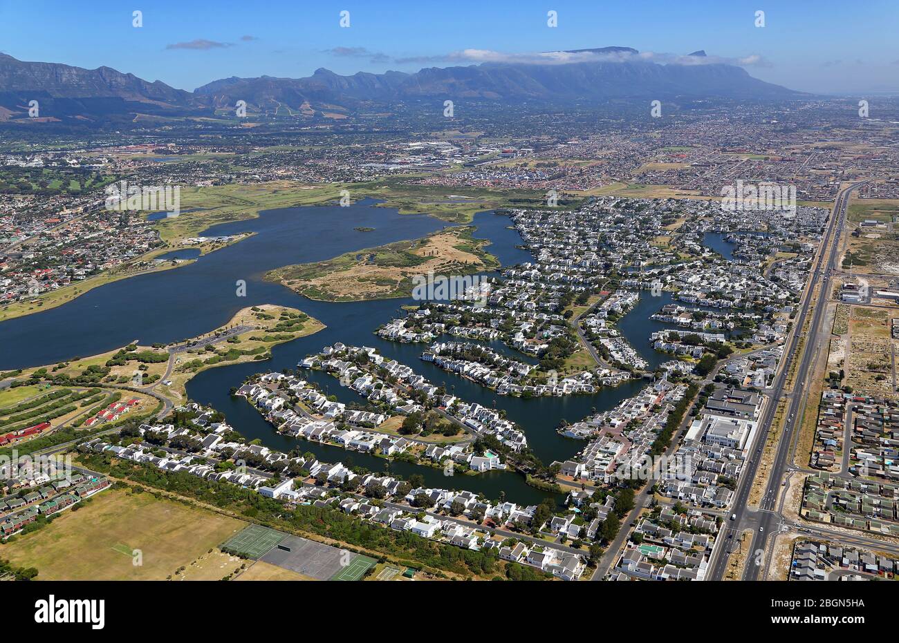 Photo aérienne de Muizenberg et Marina Da Gama Banque D'Images
