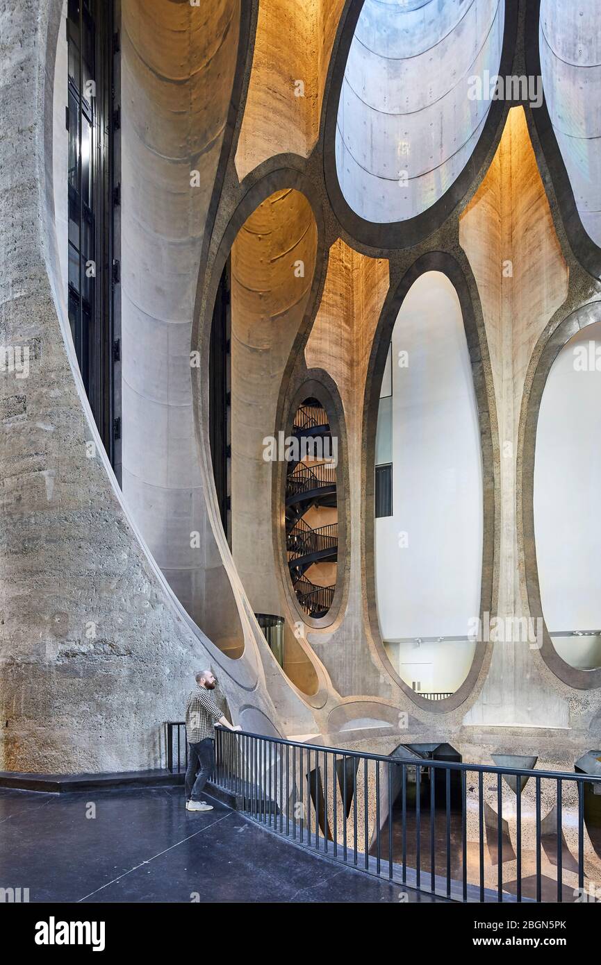 Atrium central avec tubes en béton exposant la structure. Zeitz MOCAA, le Cap, Afrique du Sud. Architecte: Heatherwick Studio, 2017. Banque D'Images