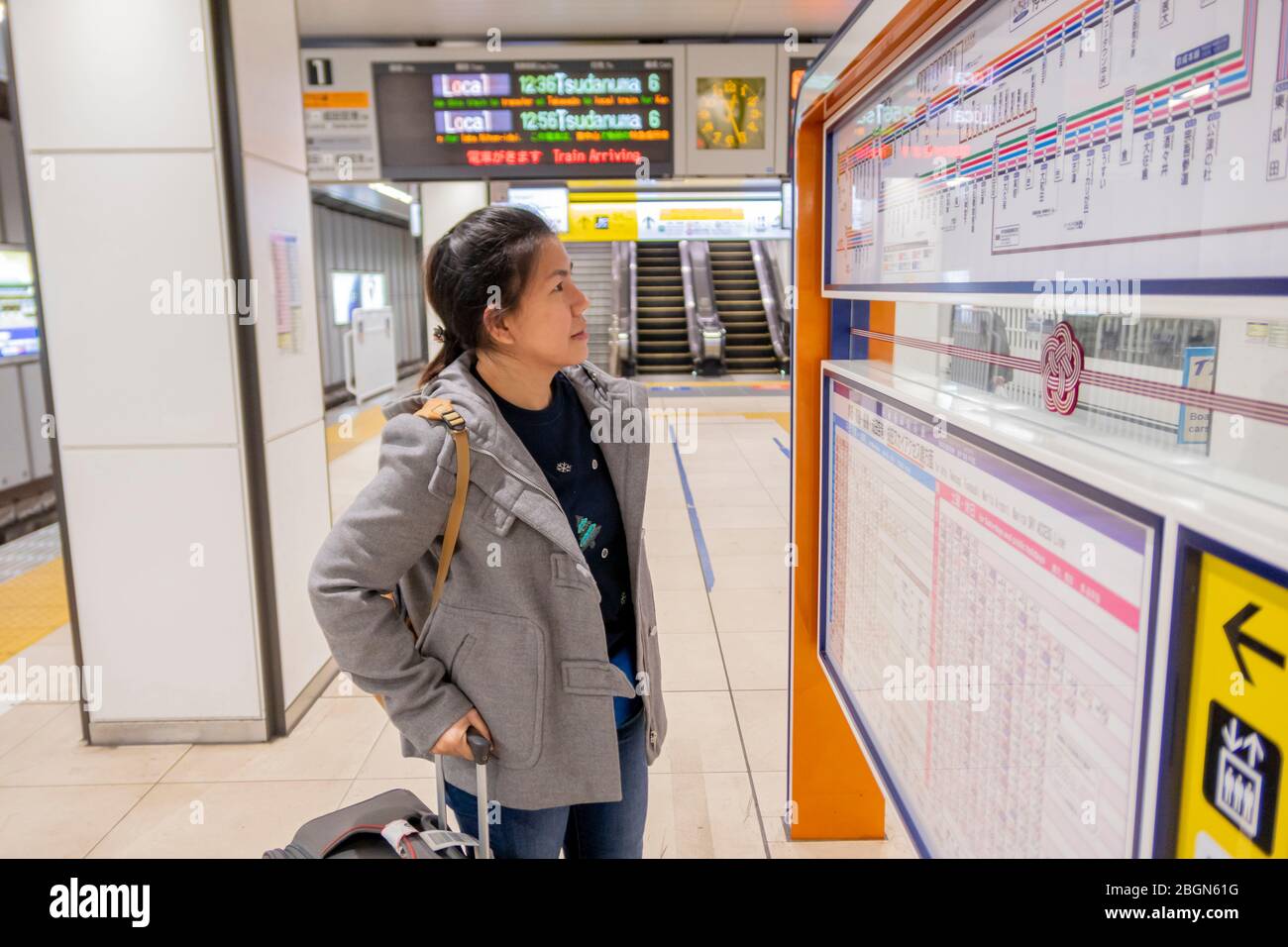 Une fille thaïlandaise cherche les informations du métro sur le bord de la gare d'Ueno Tokyo, Japon 7 février 2020 Banque D'Images