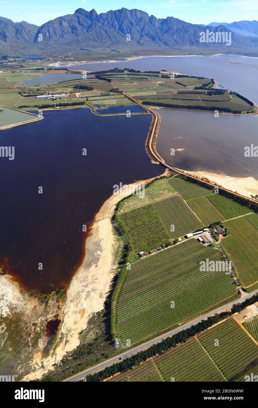 Photo aérienne du barrage Theewaterskloof et des terres agricoles environnantes Banque D'Images