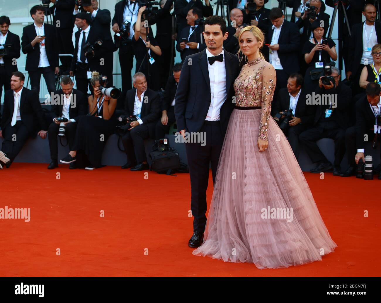VENISE, ITALIE - 29 AOÛT : Olivia Hamilton et Damien Chazelle pendant le tapis rouge de la projection du "Premier Homme" pendant le 75ème Festival du Film de Venise Banque D'Images