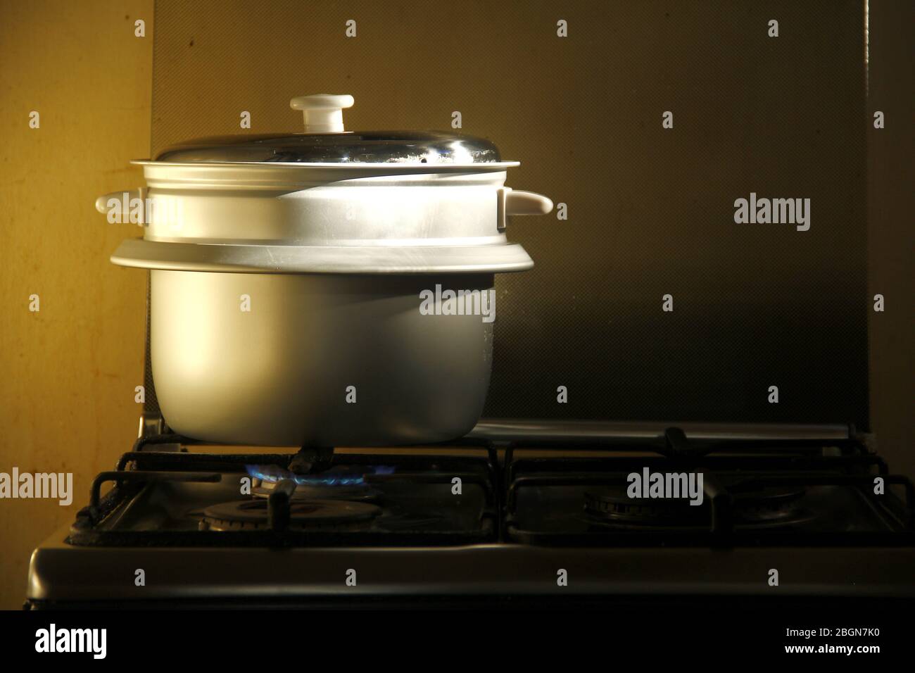 Photo d'un cuiseur vapeur en aluminium sur un poêle à gaz. Banque D'Images