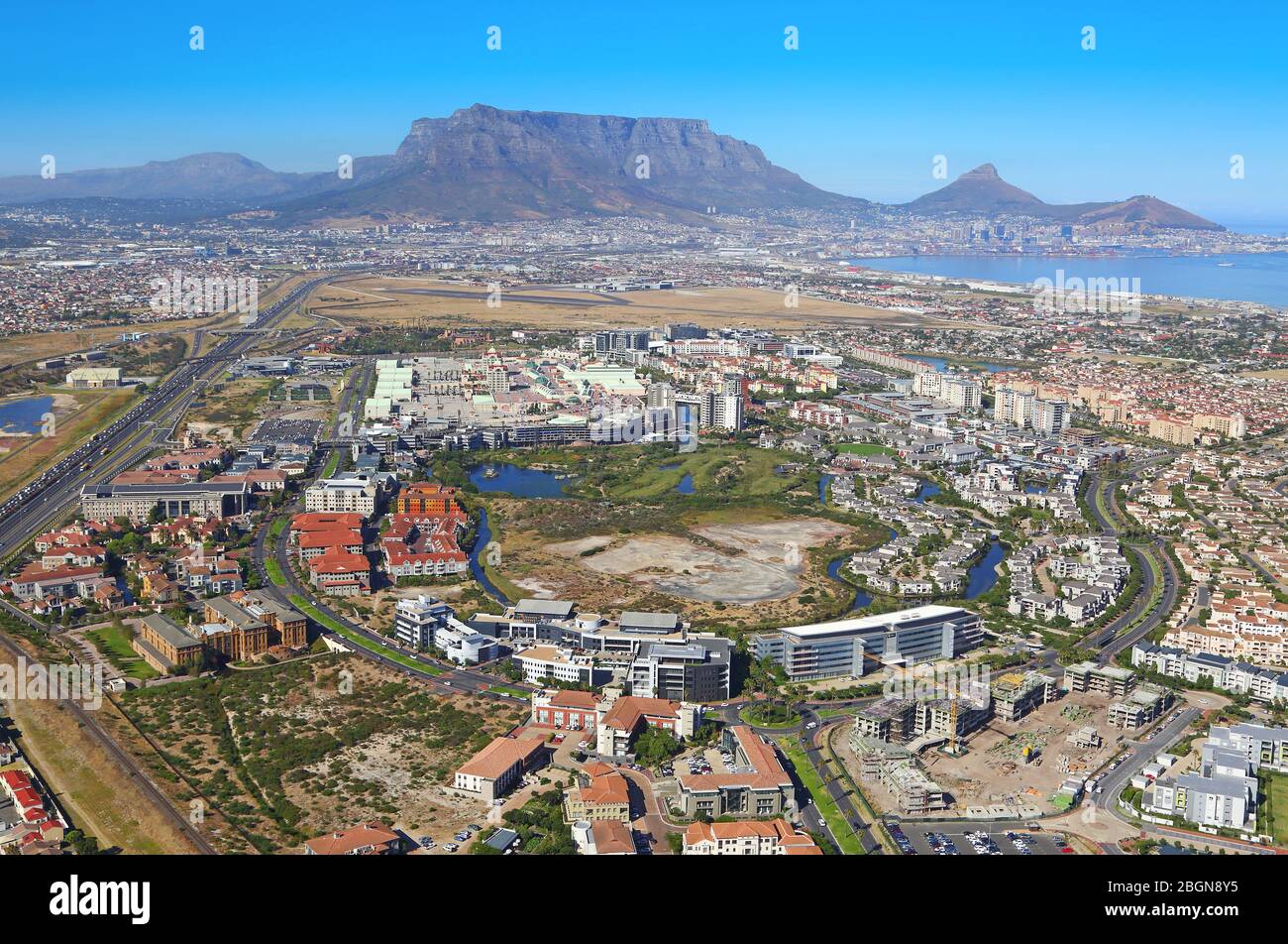 Photo aérienne de Century City et de l'autoroute N-1 avec Table Mountain et le Cap CBD en arrière-plan Banque D'Images
