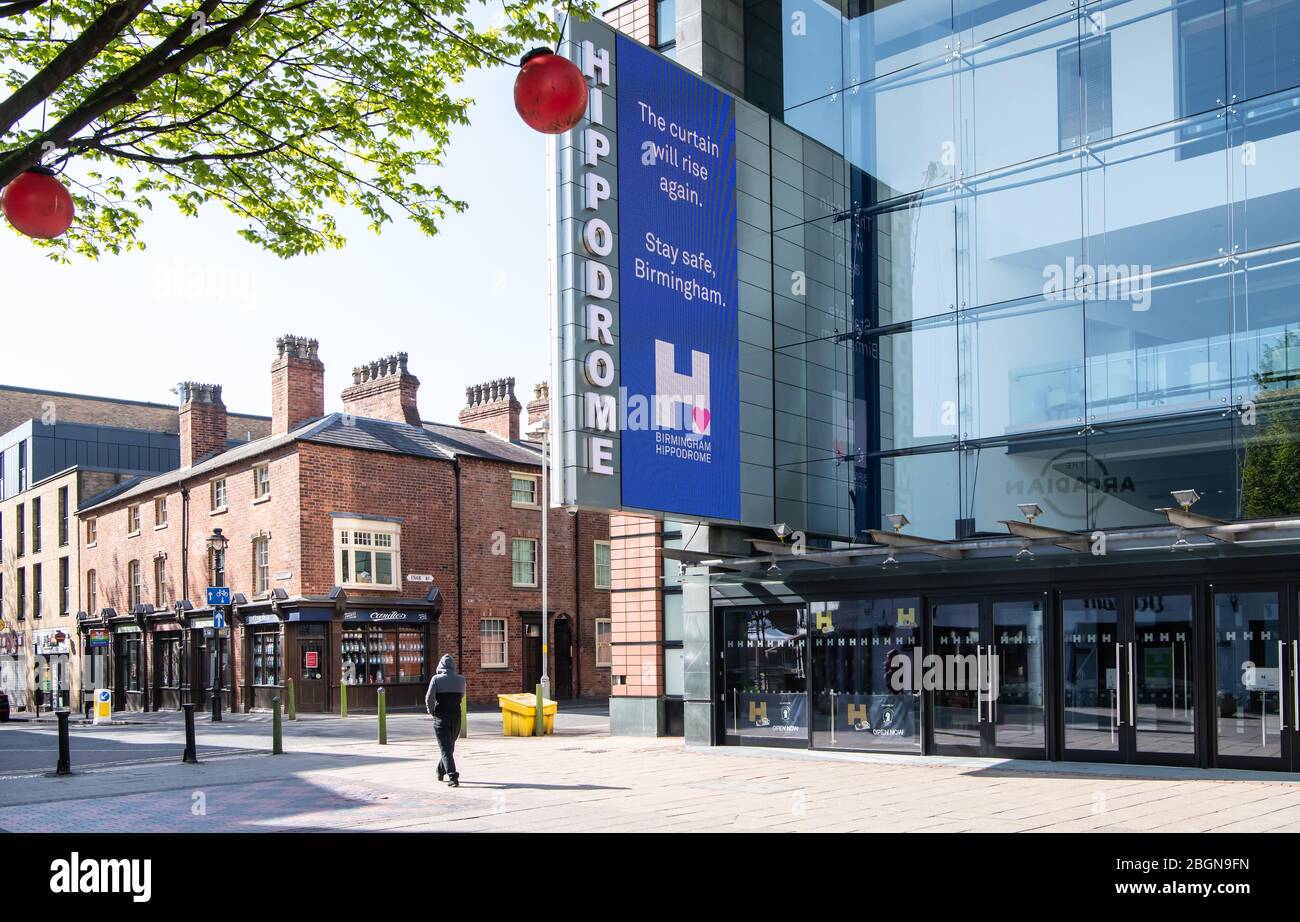 Birmingham, Angleterre, Royaume-Uni. 22 avril 2020. Tôt le matin, heure de pointe au centre-ville de Birmingham pendant la semaine 4 du verrouillage national en réponse à la pandémie de Coronavirus de Covid-19. Une figure solitaire passe devant le théâtre de l'Hippodrome de Birmingham à Birmingham, Angleterre, Royaume-Uni. Crédit: Simon Hadley/Alay Banque D'Images