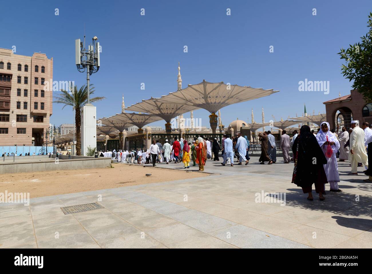 Mosquée Sainte à Medina, Arabie Saoudite. Les croyants essaient la mosquée. Banque D'Images