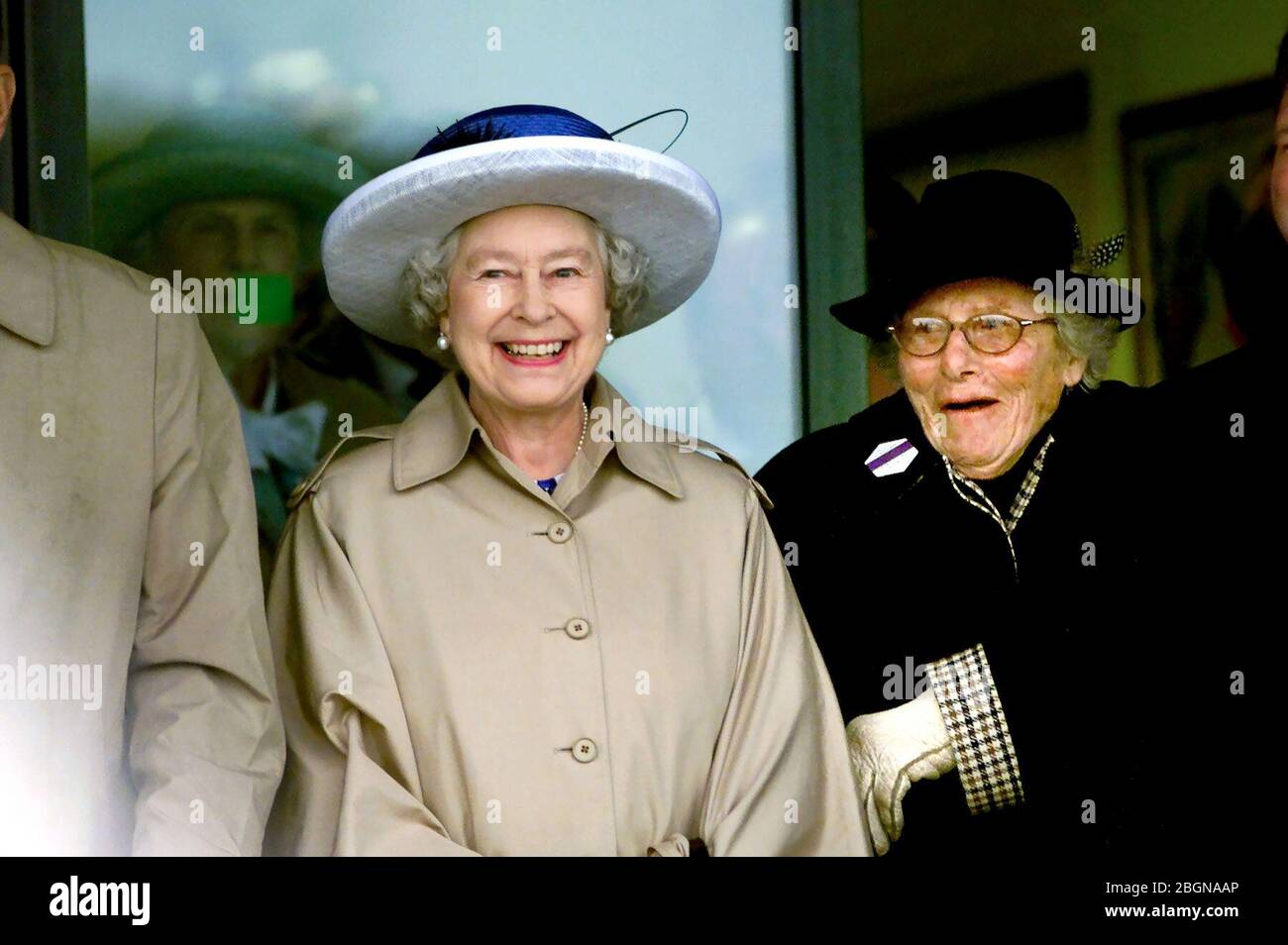 La Reine sourit comme une dame derrière montre surprise lors de sa visite dans le sud de l'Angleterre à Ardingly dans le cadre de son tournée de l'année du Jubilé d'or du pays . Juillet 2002 Banque D'Images