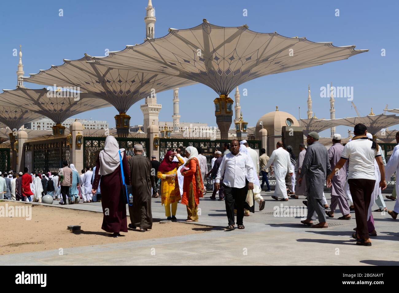 Mosquée Sainte à Medina, Arabie Saoudite. Les croyants essaient la mosquée. Banque D'Images