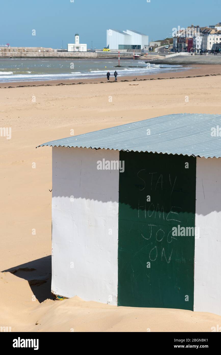 Des panneaux manuscrits sur le stand de location de président-poste conseillent les gens de ne pas s'asseoir sur le sable de Margate pendant le verrouillage de Covid-19, avril 2020 Banque D'Images