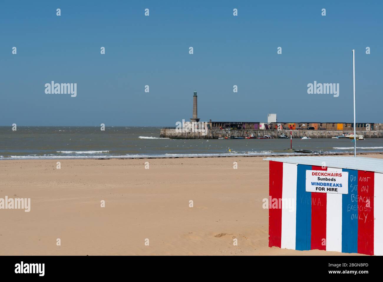 Des panneaux manuscrits sur le stand de location de président-poste conseillent les gens de ne pas s'asseoir sur le sable de Margate pendant le verrouillage de Covid-19, avril 2020 Banque D'Images