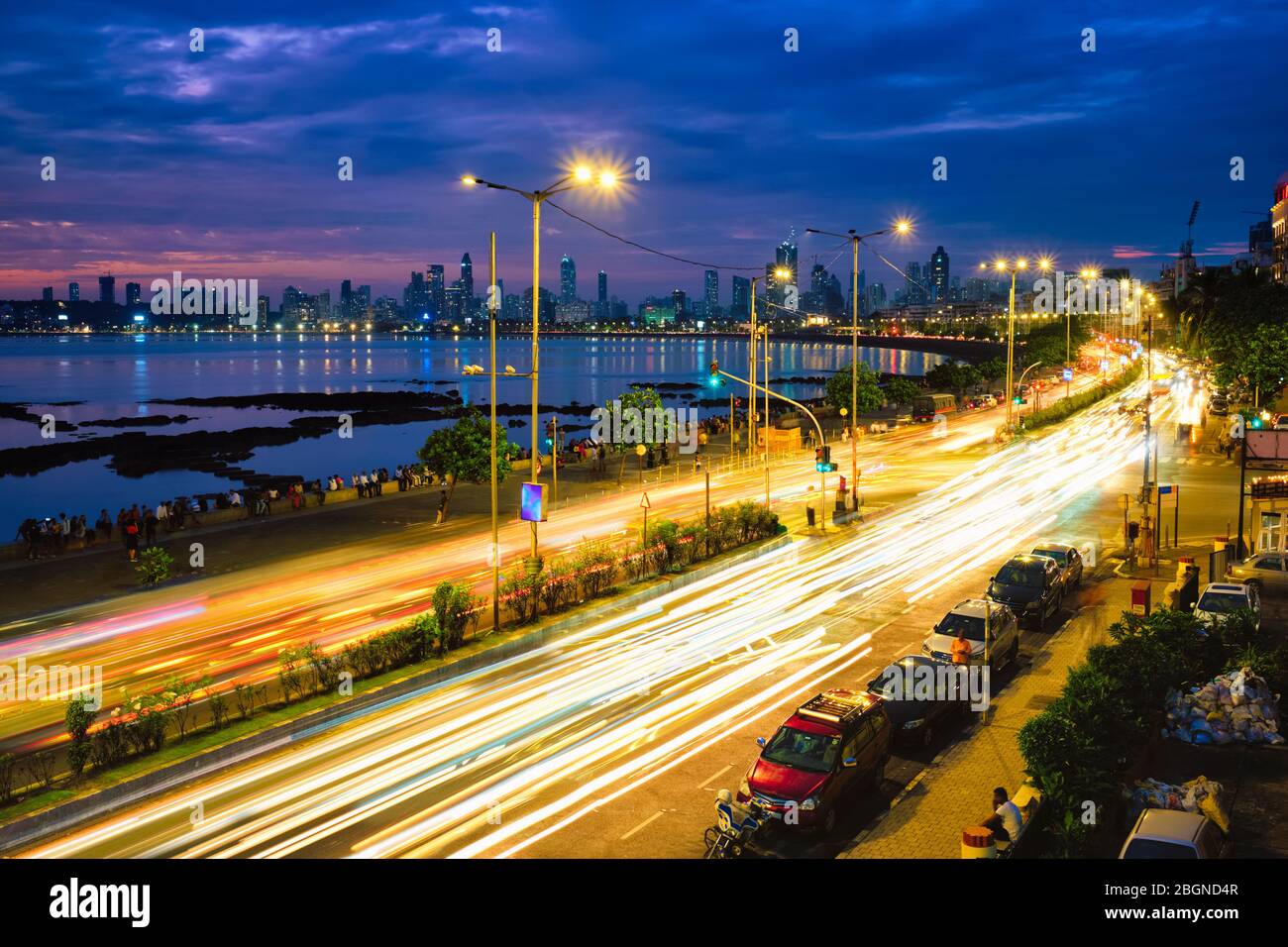 Promenade maritime dans la nuit avec des sentiers de lumière de voiture. Mumbai, Maharashtra, Inde Banque D'Images