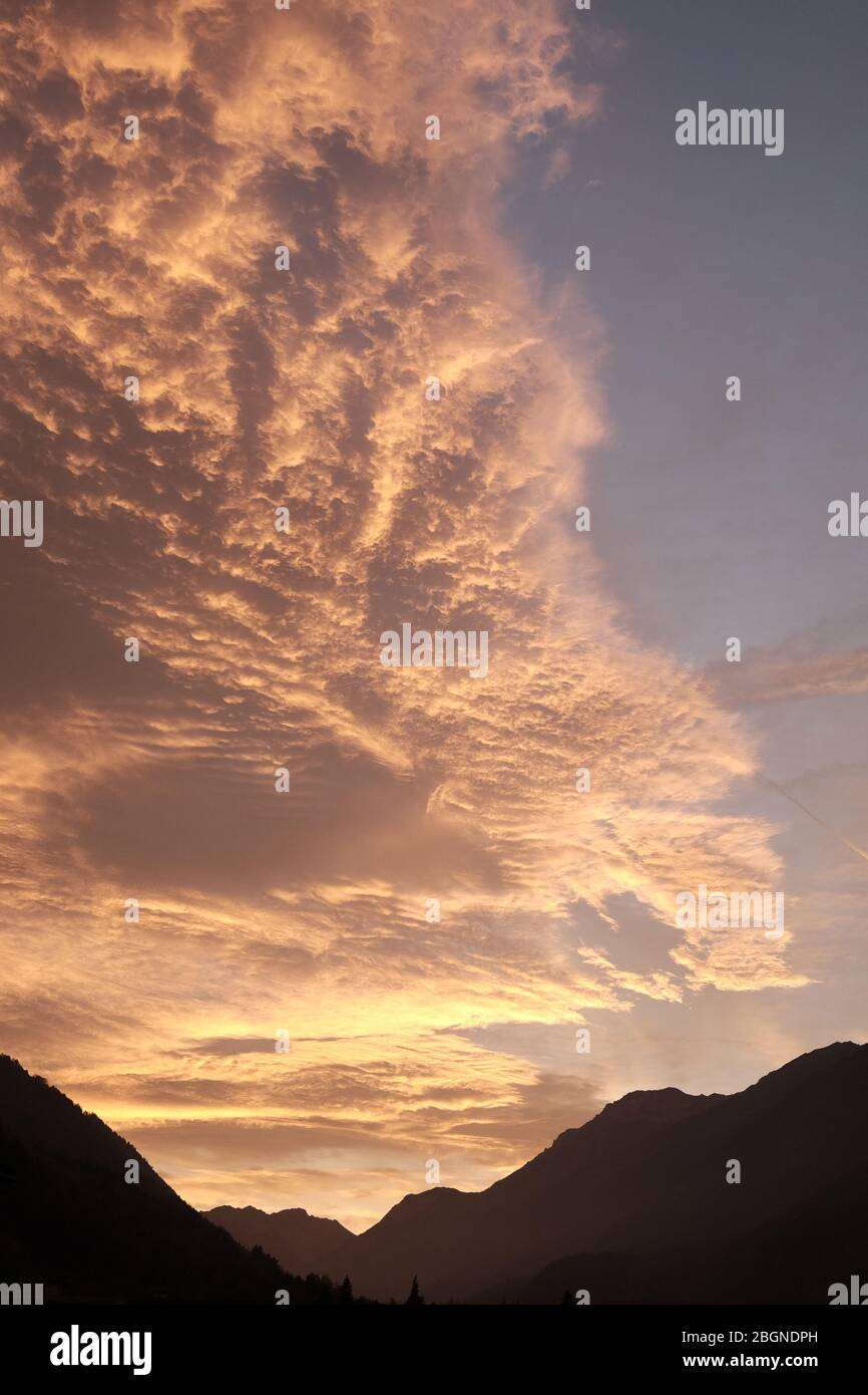 Nuages dans le ciel au coucher du soleil Banque D'Images