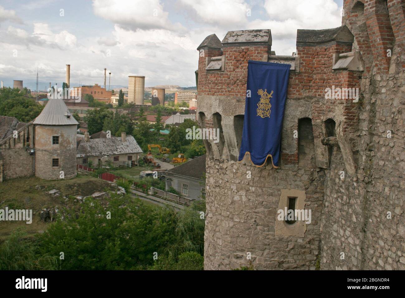 Hunedoara, Roumanie. Vue du château historique de Corvin vers l'aciérie adjacente, avec ses bâtiments industriels. Banque D'Images