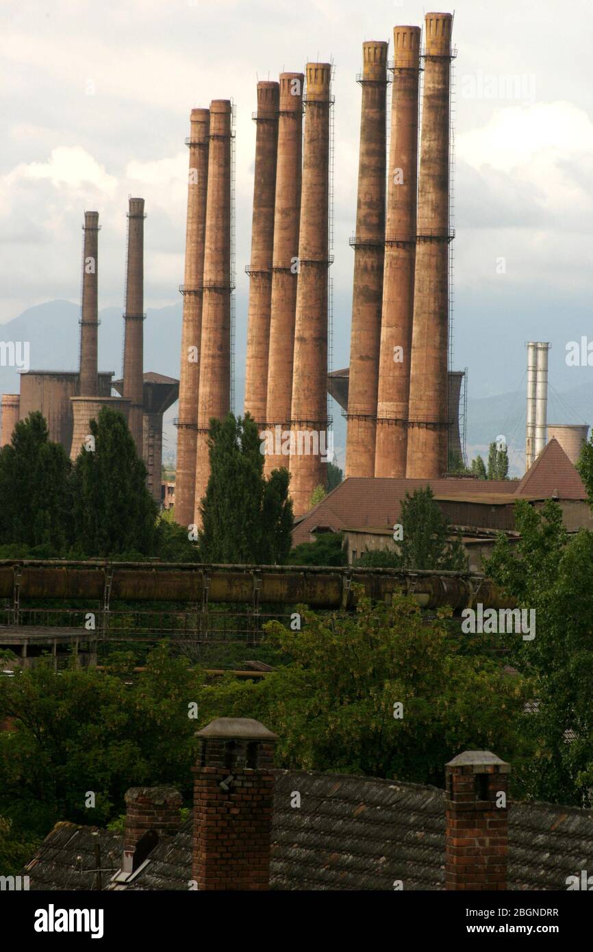 Les cheminées de l'aciérie de Hunedoara, en Roumanie, encore en service en 2008, ont abandonné aujourd'hui Banque D'Images