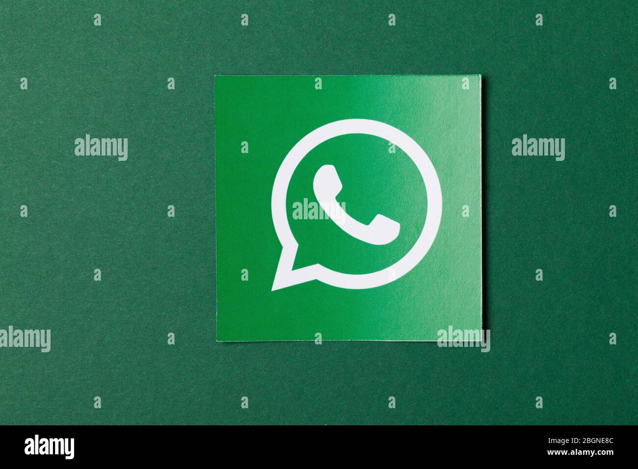 OXFORD, Royaume-Uni - 21 FÉVRIER 2017 : logo de messagerie sur les médias sociaux WhatsApp imprimé sur papier Banque D'Images