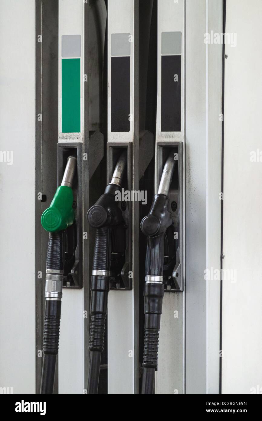 Buses de remplissage de la pompe à essence à la station-service, personne. Pompes à carburant, libre-service Banque D'Images