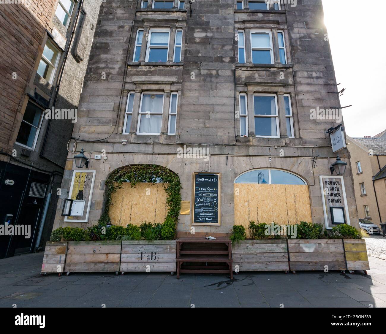 Leith, Édimbourg, Écosse, Royaume-Uni. 22 avril 2020. Covid-19 Lockdown: Le pub Finn & Bear sur la rive est monté à bord pendant la pandémie de coronavirus Banque D'Images