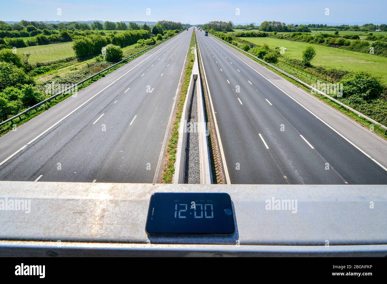 PA a demandé à ses photographes de prendre une photo à MIDI pour montrer l'impact du coronavirus sur le Royaume-Uni et l'Irlande. L'autoroute  , qui se dirige vers le sud vers Devon, est presque désertée à midi exactement, les commerces et les entreprises étant fermés et la population en position de verrouillage dans la lutte continue contre le coronavirus. Banque D'Images