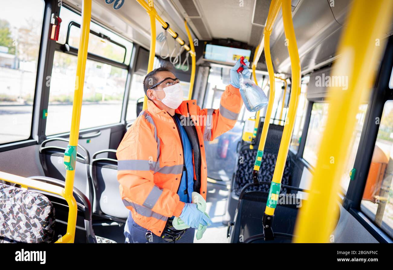 Berlin, Allemagne. 22 avril 2020. Un employé nettoie la zone passager d'un bus BVG à l'arrêt Kurt-Schumacher-Platz. Les équipes de deux à trois employés nettoyent jusqu'à 20 autobus par jour pour contenir le coronavirus. Les suds de savon sont utilisés comme agents de nettoyage. Crédit: Kay Nietfeld/dpa/Alay Live News Banque D'Images