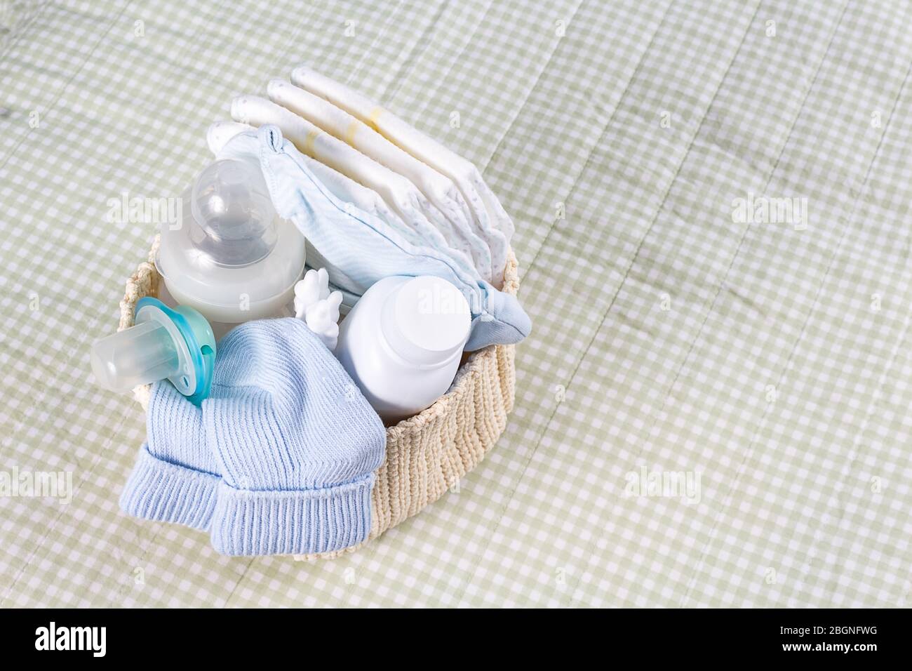 Produits De Soins Pour Nouveau Nes Lotion Poudre Et Couches Sur Table De Changement Dans La Pepiniere Mamelon Bouteille Et Chaussettes Pour Bebe Dans Un Panier Tricote Cosmetiques Pour Bebes Photo Stock Produits De Soins Pour Nouveau Nes Lotion Poudre Et Couches Sur Table De Changement Dans La Pepiniere Mamelon Bouteille Et Chaussettes Pour Bebe Dans Un Panier Tricote Cosmetiques Pour Bebes Photo Stock