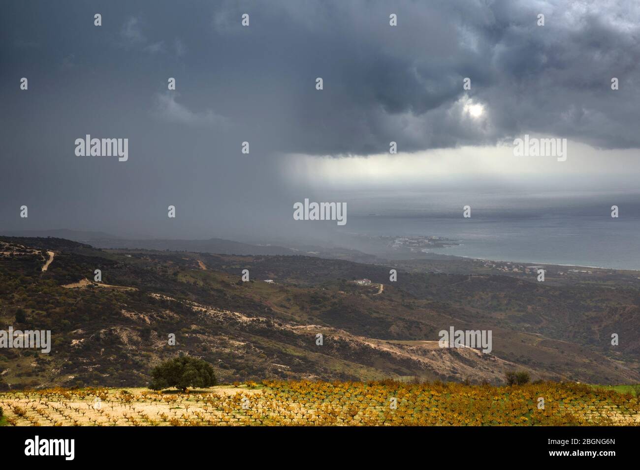 Un gros déverseur descend sur Paphos (ou Paphos) vu des hauteurs d'Akamas, Chypre Banque D'Images