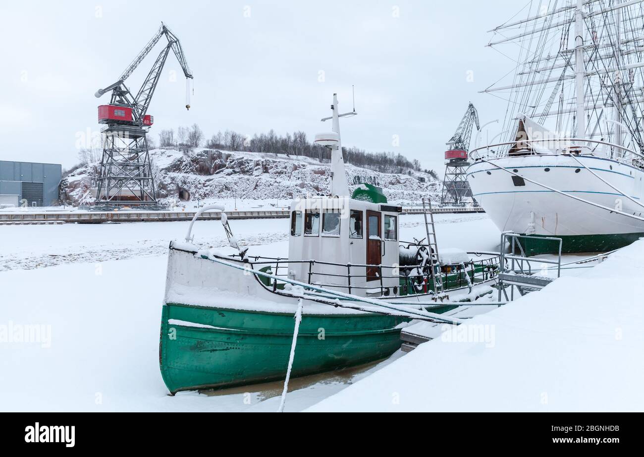 Le bateau à remorqueurs vintage est amarré à Turku lors de la journée hivernale enneigée, en Finlande Banque D'Images